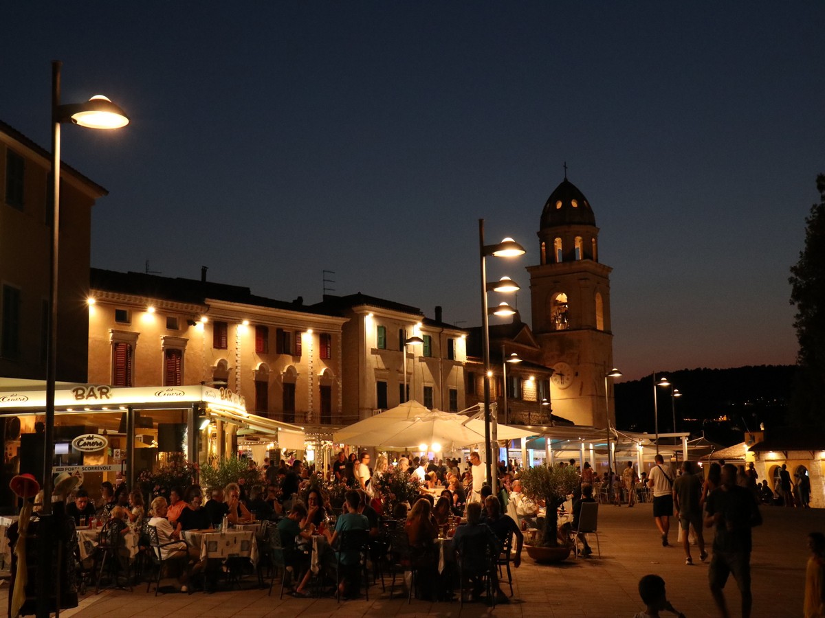 Sera d'estate nel centro storico di Sirolo